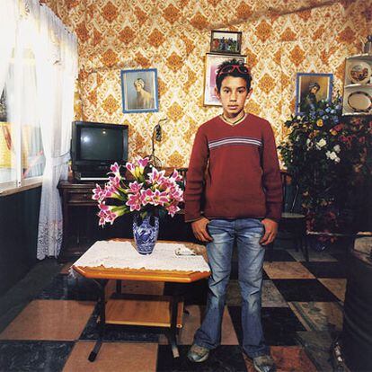 Un adolescente, en el salón de su chabola, en El Salobral.