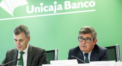 El director general de Finanzas de Unicaja Banco, Pablo González, a la izquierda, y el consejero delegado, Ángel Rodríguez de Gracia, en la presentación de resultados de 2019.