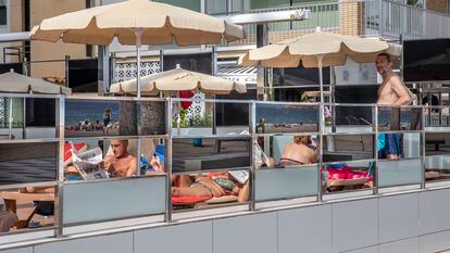 Imagen de la piscina de un hotel en Benidorm.