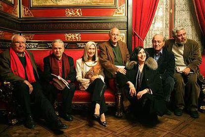 Román Gubern, Antonio Fernández Ferrer, María Kodama, Juan Goytisolo, Luce López-Baralt, Claudio Guillén y Adolfo Castañón, ayer en la Casa de América antes de la clausura de las jornadas sobre Jorge Luis Borges.