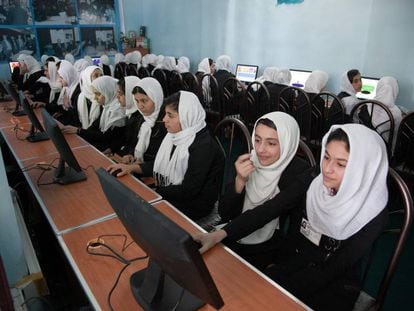 Una clase de informática en Herat (Afganistán).