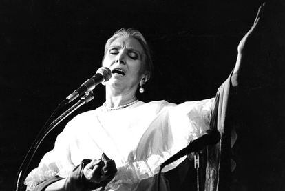 Actuación de la cantante María Dolores Pradera, en 1983