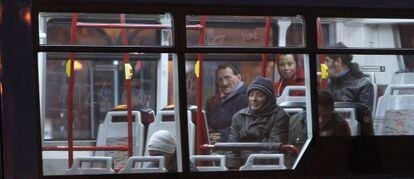 Personas sin hogar a bordo de uno de los autobuses que cubren el trayecto hasta los albergues de la Campa&ntilde;a del Fr&iacute;o.
