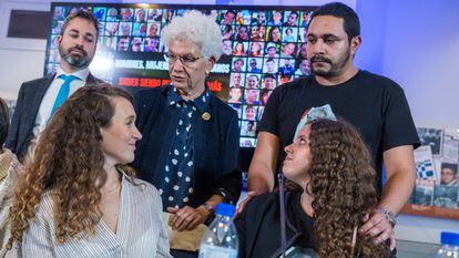 La embajadora israelí Rodica Radian-Gordon, junto a familiares de secuestrados, en octubre en Madrid.