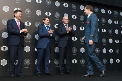 Kariakin es agasajado (de izquierda a derecha) por Kirsán Iliumyínov, presidente de la Federación Internacional de Ajedrez; Ígor Levitin, jefe de gabinete del presidente Putin; y Andréi Filátov, presidente de la Federación Rusa de Ajedrez.