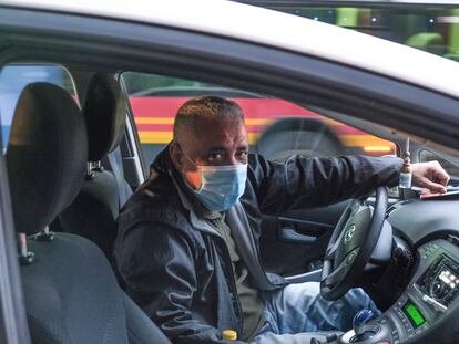 Javier Jurado, taxista de Sevilla que sigue llevando mascarilla.