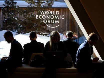 Asistentes al Foro Económico de Davos (Suiza) consultan sus teléfonos móviles el pasado 23 de enero.