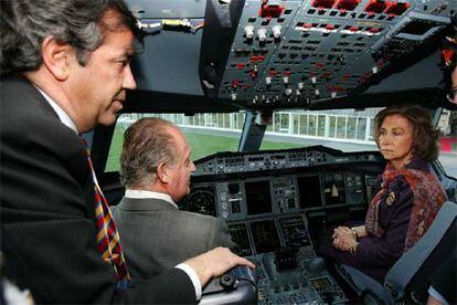 Don Juan Carlos y doña Sofía, en la cabina de un A380 en su visita a la factoría Airbus en Toulouse.