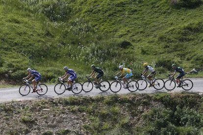 Valverde y Nibali junto a otros corredores, en el ascenso del Puerto de Balés.