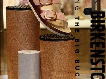 Un modelo de calzado de Birkenstock en el escaparate de una tienda. Getty images