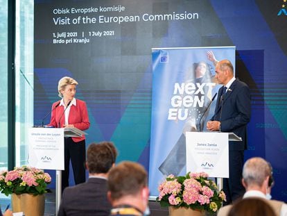 La presidenta de la Comisión Europea, Ursula von der Leyen, y el primer ministro de Eslovenia, Janez Jansa, en una rueda de prensa en Brdo, Eslovenia, este jueves, 1 de julio.