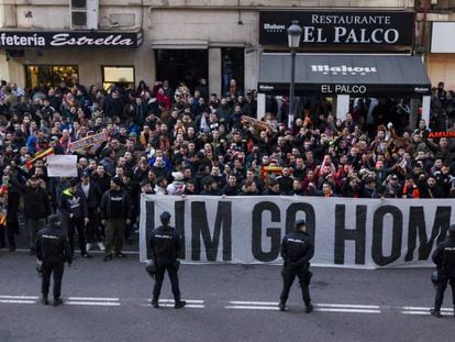 Aficionados del Valencia piden la marcha de Lim en la previa ante el Celta 