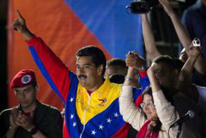 El presidente encargado y ganador de los comicios de en Venezuela, Nicol&aacute;s Maduro, saluda a los seguidores en Caracas.