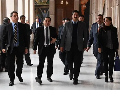 Francisco González Arredondo (el segundo de izquierda a derecha) con el exgobernador de Chihuahua Javier Corral.