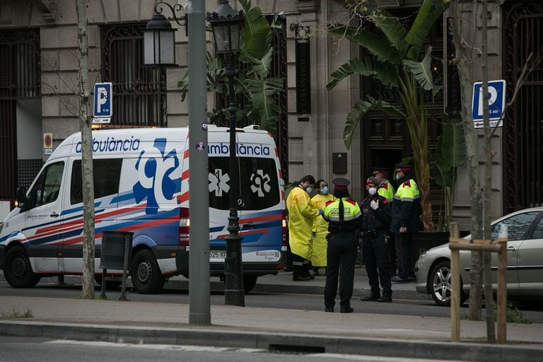 Traslado de enfermos infectados por el Covid19 en estado leve del hospital Vall d Hebron al hotel Cotton House de Barcelona.