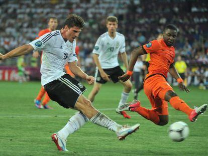 Mario Gómez, en el momento del segundo gol a Holanda.