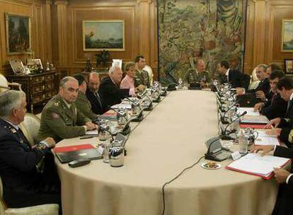 Los miembros del Consejo de Defensa Nacional, durante su primera reunión, presidida ayer por el Rey y a la que también asistió el Príncipe.