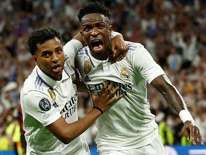 Vinicius y Rodrygo celebran el primer gol del partido entre el Real Madrid y el Manchester City, en el Santiago Bernabéu este martes.