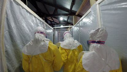 Sala de aislamiento de Gueckedou donde los médicos tienen que atender a los enfermos infectados por el virus ataviados con equipos de protección para evitar el contagio.