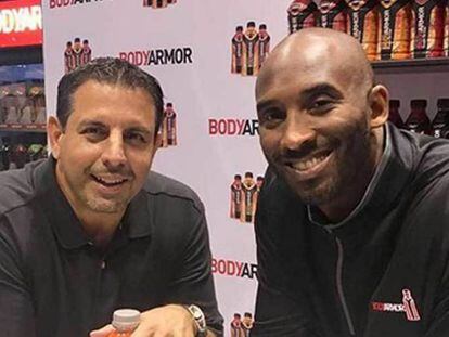 El fundador de Bodyarmor, Mike Repole, y el malogrado jugador de la NBA, Kobe Bryant, que era el segundo mayor accionista de la compañía, con el 10% del capital.