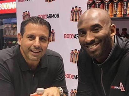 El fundador de Bodyarmor, Mike Repole, y el malogrado jugador de la NBA, Kobe Bryant, que era el segundo mayor accionista de la compañía, con el 10% del capital.