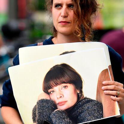 Una mujer sostiene un cartel con el rostro de Marie Trintignant en una de las numerosas protestas contra su muerte.