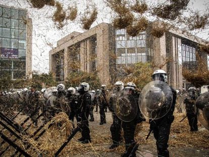 Una protesta de agricultores lanza heno a la polic&iacute;a belga frente a la sede de la Comisi&oacute;n Europea, en Bruselas.&nbsp;