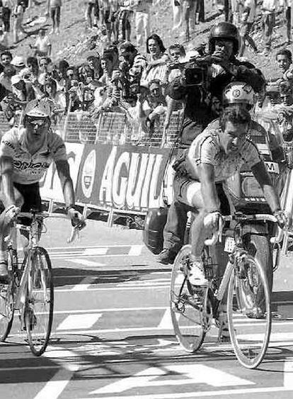 Dietz Bert entra en primer lugar en la meta de Sierra Nevada, seguido del Laurent Jalabert,  en la Vuelta Ciclista a España de 1995