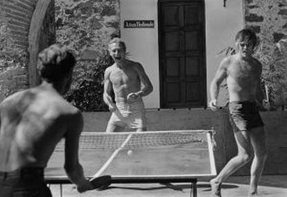 Paul Newman y Robert Redford en una del rodaje de 'Comando secreto' en 1968 jugando al tenis de mesa.