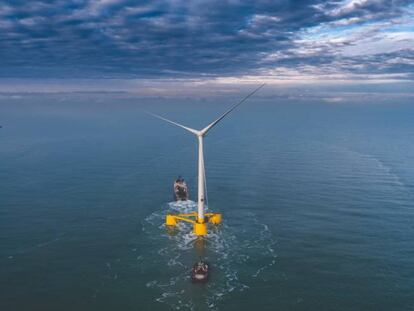 Uno de los aerogeneradores sobre plataforma flotante instalados por ACS 
 en el Reino Unido.