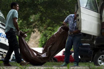 Un equipo forense recoge los cuerpos de dos asesinados en Choloma, Honduras.