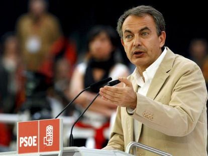 El presidente del Gobierno, José Luis Rodríguez Zapatero, en el mitin de Zaragoza.