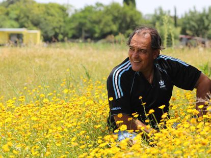 Luis Mario Vitette, en el parque de su casa de campo en San José, Uruguay, tras la entrevista con EL PAÍS,
