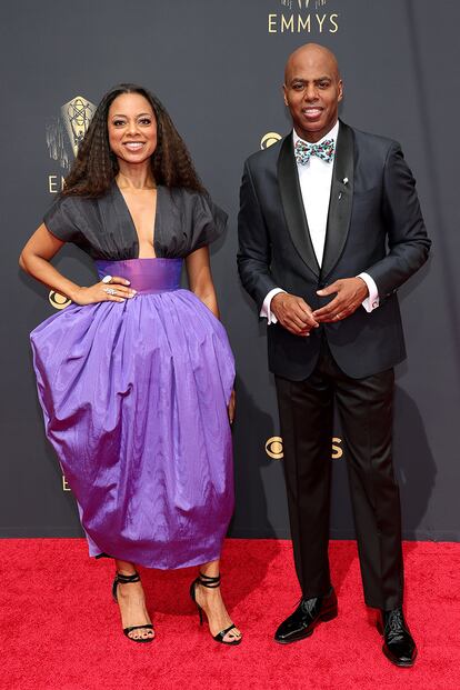 Los presentadores del programa Entertainment Tonight, Nischelle Turner y Kevin Frazier. Ella eligió el mismo look del diseñador Christopher John Rogers con el que Zendaya recogió su Emmy el año pasado desde casa por su papel en Euphoria.