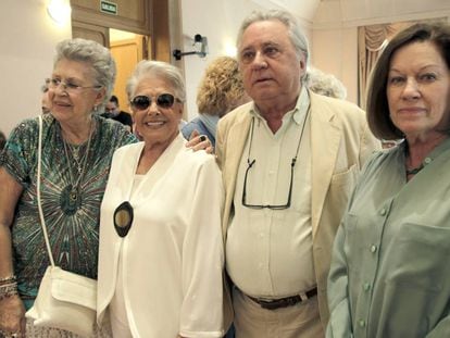 Jose Sámano, con Pilar Bardem, Lola Herrera y Natalia Figueroa, en la presentación de las memorias de Herrera 'Me quedo con lo mejor' en 2013.