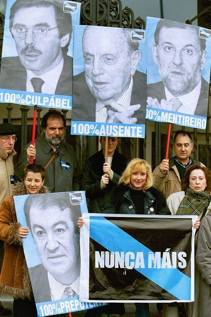 Manifestación convocada por la plataforma 'Nunca Máis' en Madrid, en protesta por la catástrofe ecológica en Galicia por el hundimiento del petrolero Prestige cargado de fuel oil frente a sus costas. En la foto, varios manifestantes enarbolan pancartas con las fotos de: José María Aznar, presidente del Gobierno, con la frase "100% culpábel" (culpable); Manuel Fraga, presidente de la Xunta de Galicia, con la frase "100% ausente"; Mariano Rajoy, vicepresidente primero del Gobierno, con la frase "100% mentireiro" (mentiroso) y Francisco Álvarez Cascos, ministro de Fomento, con la frase "100% prepotente".