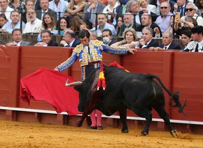 Morante de la Puebla torea a su segundo toro en la corrida del Domingo de Resurrección en la real Maestranza de Sevilla.