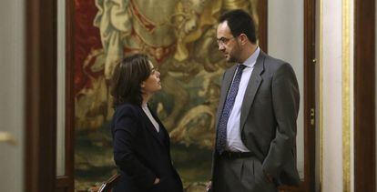 Soraya Sáenz de Santamaría y Antonio Hernando en el Congreso de los Diputados.