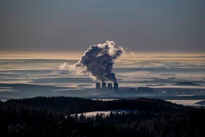 Chimeneas de la central eléctrica de carbón de Tusimice, en la República Checa, el 14 de febrero.