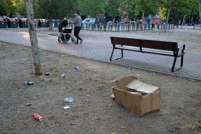 Una mujer pasa frente a residuos sin recoger en el parque de Pan Bendito.