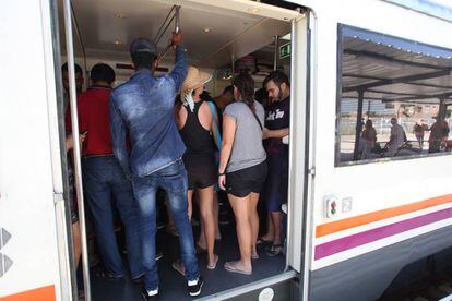 Tren de la línea Barcelona-Tarragona en la estación de Torredembarra.