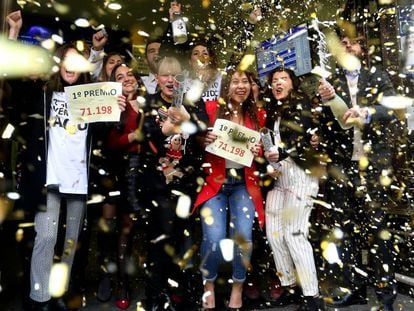Empleados y dueños de la administración de lotería Doña Manolita, en Madrid, celebran el Gordo de Navidad de 2017. En vídeo, la RAE completa su diccionario con un centenar de palabras relacionadas con el Sorteo Extraordinario de Navidad.