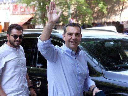 Tsipras saludaba este jueves a su llegada a las oficinas de su partido en Atenas.