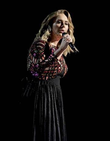 La cantante Adele interpreta 'Hello' en los Grammy en febrero.