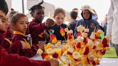 Un grupo de estudiantes se reúne en la celebración del Día Mundial de la Alimentación en el Mercado Lo Valledor, de Santiago de Chile, en 2019.
