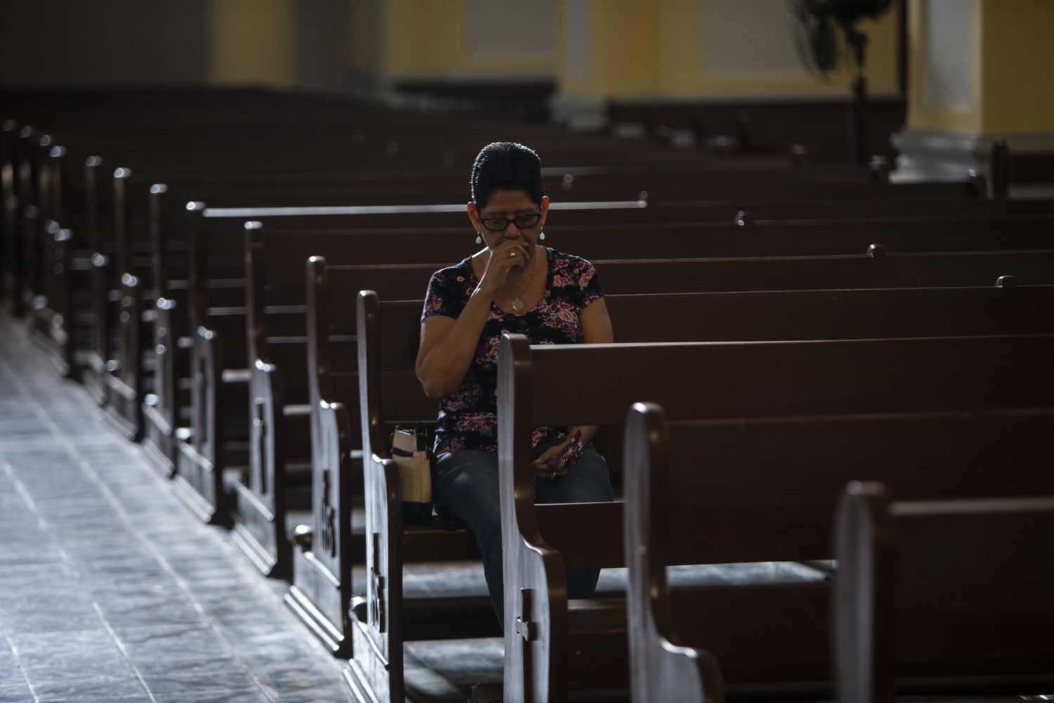 Una mujer reza en la iglesia principal de Granda, Nicaragua. 