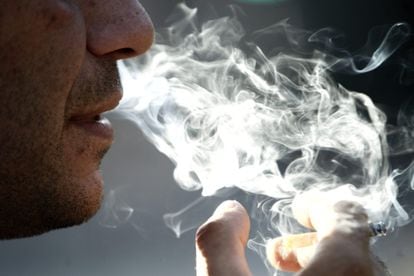 Un hombre fuma el pasado 31 de mayo, D&iacute;a Mundial Sin Tabaco.
