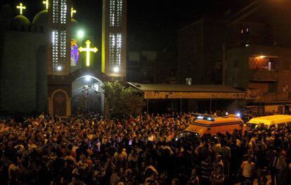 Las ambulancias se abren paso junto a la iglesia cairota.