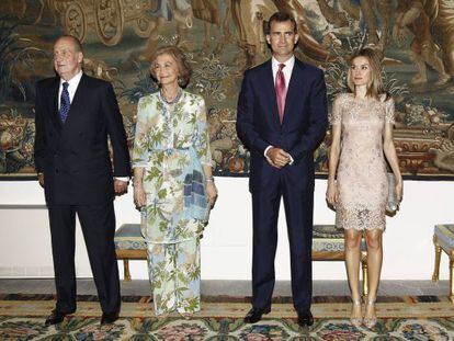 Los Reyes y los pr&iacute;ncipes de Asturias al comienzo de la tradicional cena que ofrecen a las autoridades de Baleares con motivo de su estancia veraniega en Palma, en el Palacio de la Almudaina. 