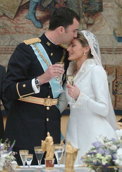 El príncipe Felipe y la princesa Letizia comparten un momento de complicidad durante el banquete de su boda en el Palacio Real.